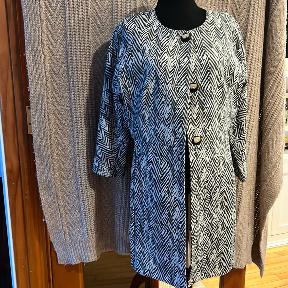 Cabi women’s three-quarter length blazer
Size Medium